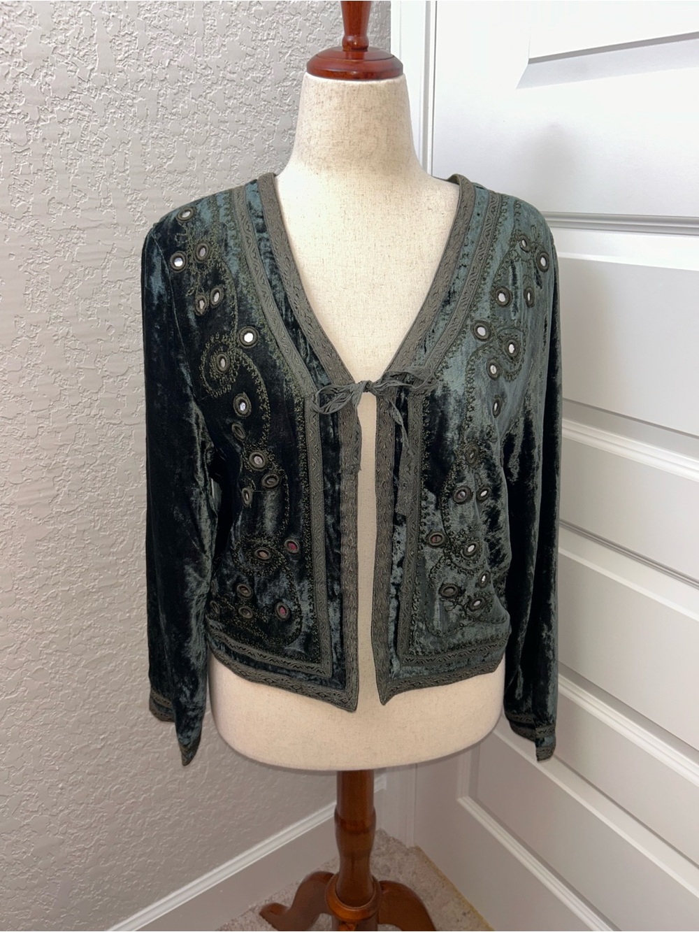 Vintage White Stag Long Sleeve Velvet Embroidered Tie Front Cardigan Top - Picture 7 of 7